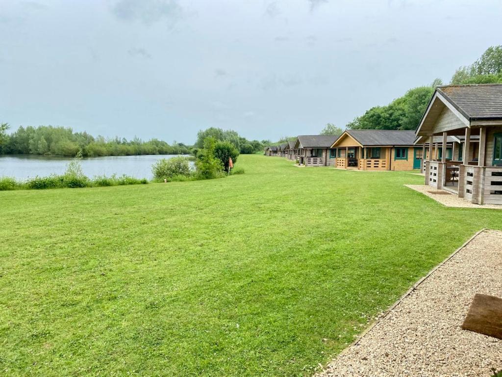 Tufty Lodge, Lake Pochard Lodge 9 South Cerney Exteriör bild