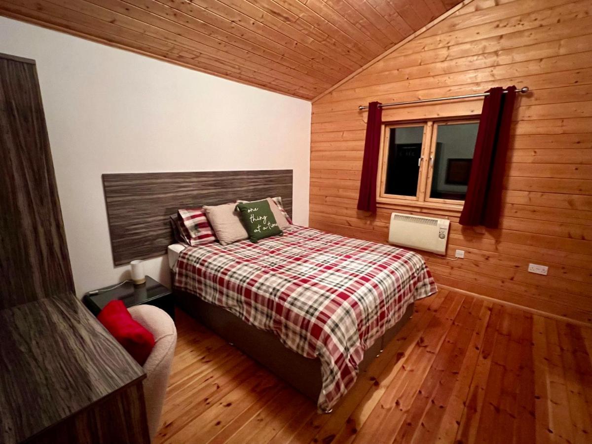 Tufty Lodge, Lake Pochard Lodge 9 South Cerney Exteriör bild