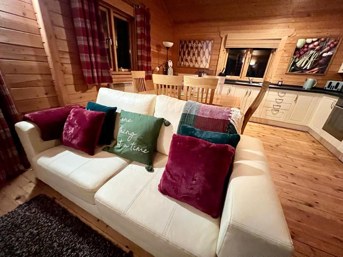 Tufty Lodge, Lake Pochard Lodge 9 South Cerney Exteriör bild